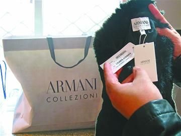 紀(jì)萬昌展示其中一件阿瑪尼女皮衣。