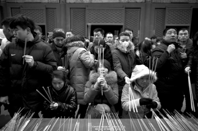 雍和宮，市民在燒香祈福