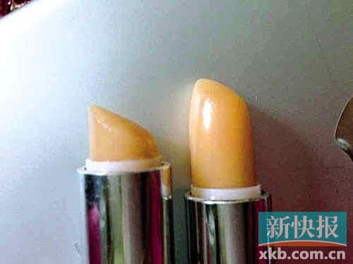 ■蘇小姐將其在專柜和聚美優(yōu)品購買的伊麗莎白雅頓唇膏對比，產(chǎn)品包裝和唇膏顏色明顯不同。