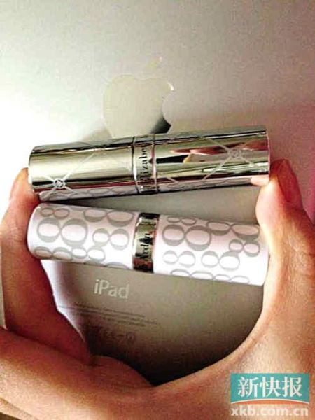 產(chǎn)品包裝和唇膏顏色明顯不同。