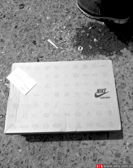 劉先生下單訂購(gòu)的運(yùn)動(dòng)鞋包裝為“耐克”，里面卻是“安踏”。 受訪者供圖