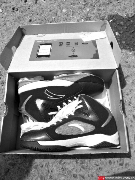 劉先生下單訂購(gòu)的運(yùn)動(dòng)鞋包裝為“耐克”，里面卻是“安踏”。 受訪者供圖