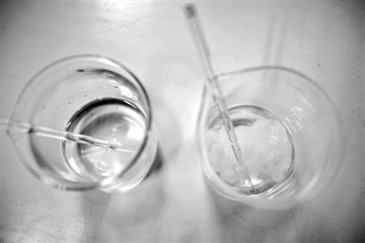 溶解檢測法中，左邊溶入真蠶絲的液體變得渾濁，完全溶解。