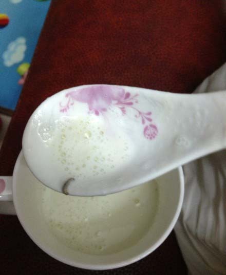 消費者在美贊臣奶粉中吃出蟲子。