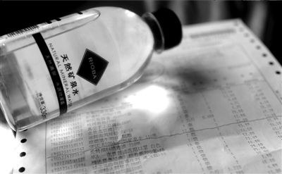 長(zhǎng)綠苔的礦泉水和超市購(gòu)物清單。 京華時(shí)報(bào)記者 王苡萱 攝