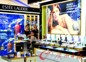 今年以來，雅詩蘭黛等大牌化妝品相繼被檢出不合格產(chǎn)品。（圖片來源：廣州日報 王燕攝）