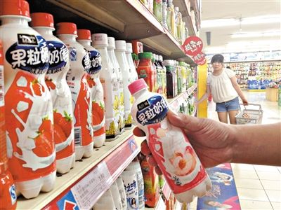 昨日，勁松京客隆超市貨架上，可口可樂果粒奶優(yōu)仍在售?？煽诳蓸饭咀蛉瞻l(fā)表聲明稱，已使用25公斤可能受到肉毒桿菌污染的乳粉，用于生產個別批次的美汁源果粒奶優(yōu)。新京報記者 韓萌 攝