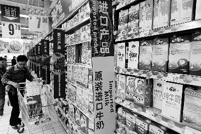 在通州某超市，進口奶粉、純牛奶打出“原裝進口”的招牌吸引消費者購買 攝/法制晚報記者 黑克