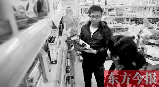 大學(xué)生創(chuàng)業(yè)孵化園內(nèi)，大學(xué)生S團(tuán)實(shí)體店的工作人員在向兩個同學(xué)推介商品