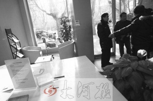 人民路上的這家商店,夜間疑被一男子隔著門縫用長竿偷走一臺蘋果ipad air。