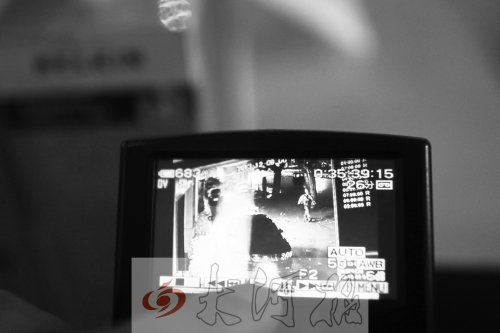 人民路上的這家商店,夜間疑被一男子隔著門縫用長竿偷走一臺蘋果ipad air。