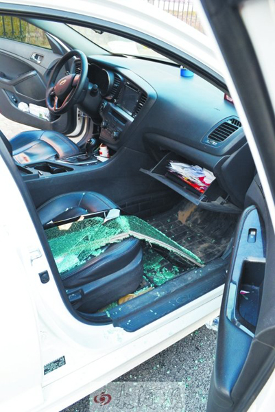 車玻璃被砸碎，車內(nèi)被翻動。