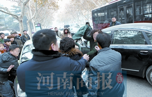 兩名女子廝打在一起，民警上前勸架
