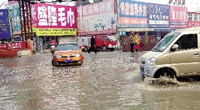 這里積水一個月不退，商戶傷透腦筋。