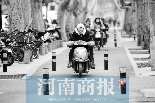 金水路防疫路附近，路樁間距很小，電動(dòng)車(chē)經(jīng)過(guò)時(shí)要很小心才能避開(kāi)