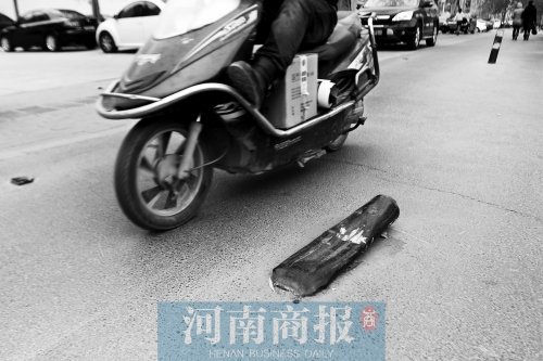 金水路上，一根路樁被撞倒