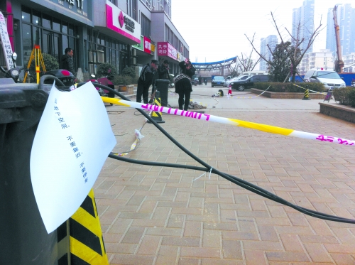 這處危險(xiǎn)路段，從表面看沒(méi)有一點(diǎn)異常。但是在地面下，坍塌的大坑可裝下中巴車(chē)。