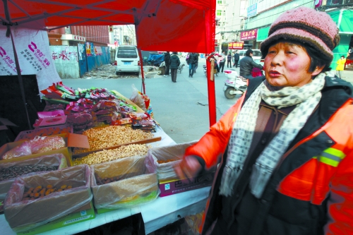 環(huán)衛(wèi)工兩口常過(guò)來(lái)幫忙 環(huán)衛(wèi)工兩口常過(guò)來(lái)幫忙