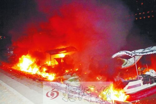 觀光船著火，火光沖天。