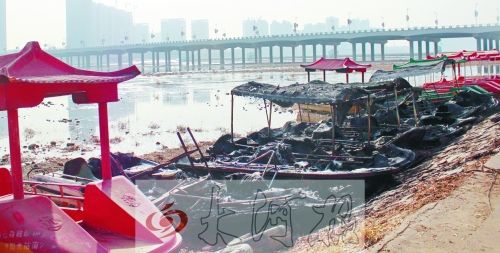 被燒毀的觀光船，殘破不堪。