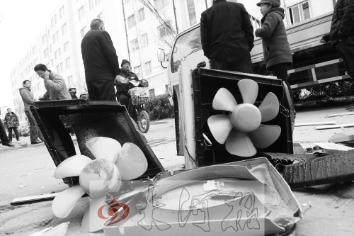 7樓一住戶家中天然氣爆炸，廚房里的排氣扇被炸得掉落地上。