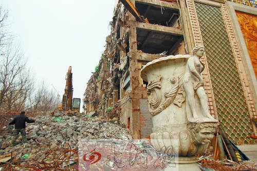 城東路下穿隧道動(dòng)工，建筑垃圾占據(jù)了人行道。