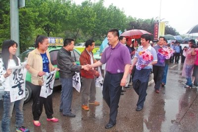 專案組押解嫌疑人回洛，的哥的姐自發(fā)前來(lái)迎接。