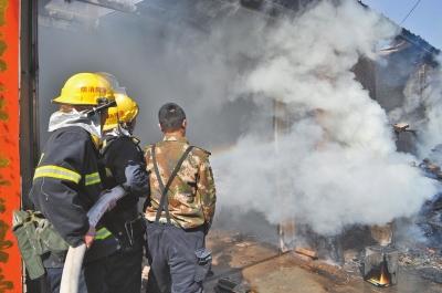 火勢兇猛，濃煙滾滾，消防官兵正在奮力救火。