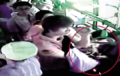 一名小偷拉開了乘客李女士的包，并在包里摸了足足3分多鐘。最終，李女士被偷了2.4萬多元錢。”(翻拍視