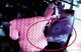 一小偷把手伸到乘客衣兜內(nèi)行竊時的瞬間。(翻拍視頻)