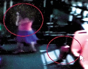 去年10月份的一天，一名女乘客打著電話下了車，包丟在了車上。(翻拍視頻)