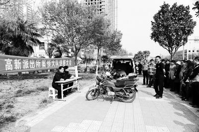 退贓大會(huì)上，石獅子物歸原主