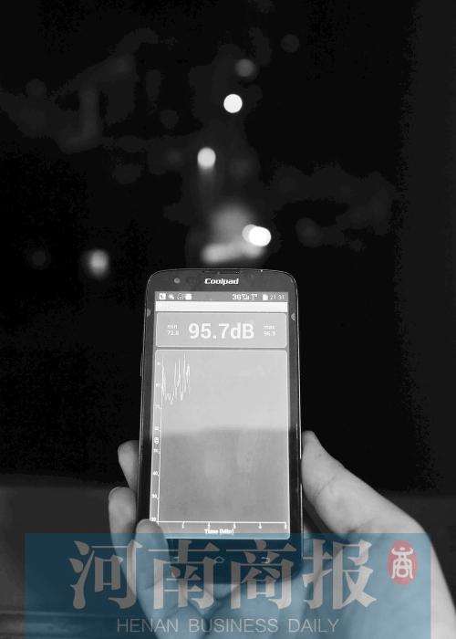 在黃先生家中，測(cè)得噪音為95.7分貝