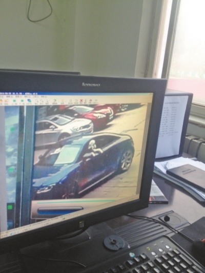 監(jiān)控錄像顯示，肇事車駕駛室內(nèi)有狗頭探出窗外。