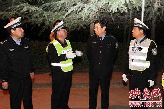 該支隊支隊長石軍(左二)、政委周西漢（左一）在向省總隊督導(dǎo)組匯報整治酒駕時的情景。