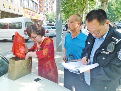 失主在清點、認(rèn)領(lǐng)失物。