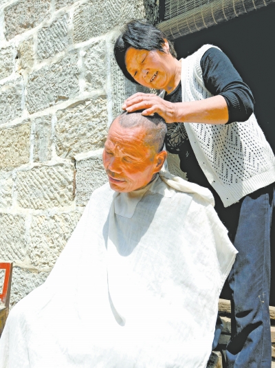 為了照顧兩個(gè)小叔，馬英專門學(xué)會(huì)了理發(fā)。