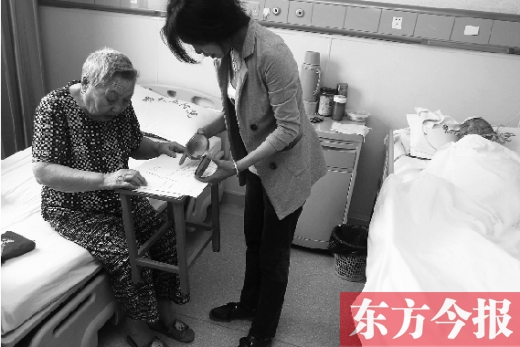 昨日，鄭大五附院二號樓住院部，馬老太寫下委托書，并簽字摁指印委托女兒代理為昏迷老伴解鎖取錢