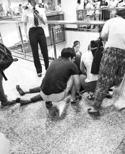 男子繼母被捅傷后跑到站內(nèi)，倒在了地上（圖片來(lái)自網(wǎng)絡(luò)）。