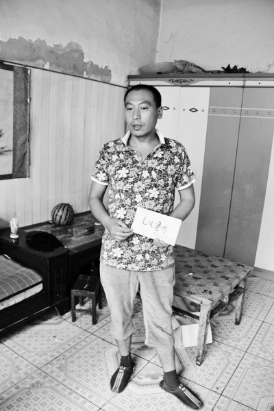 采建新拿的信封里，是南京警方送來(lái)的獎(jiǎng)金。