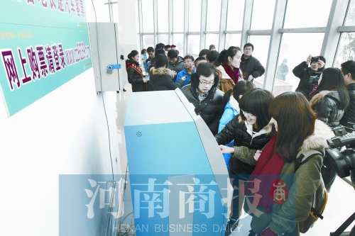 自動售票機(jī)安裝在高校內(nèi)，方便了學(xué)生購票返鄉(xiāng)