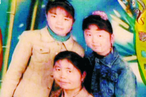 兩個女兒已長大成人,妻子也已歸來,這個分離12年的家庭,離幸福越來越近(翻拍)。