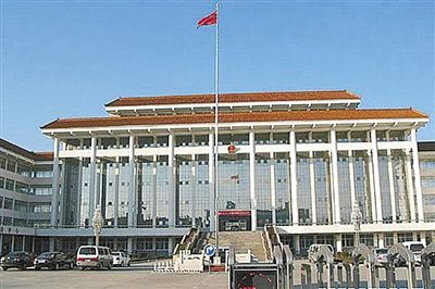 濮陽(yáng)縣違規(guī)、超標(biāo)修建的縣委、縣政府辦公樓。新華社發(fā)發(fā)布