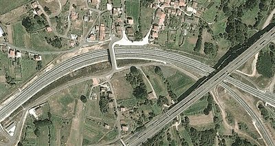 事發(fā)地的急轉彎道。以下是監(jiān)控視頻截圖。