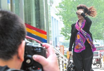 7月22日李某某輪奸案庭前會(huì)議，夢(mèng)鴿擋臉小跑進(jìn)法院。資料圖片京華時(shí)報(bào)記者蒲東峰攝