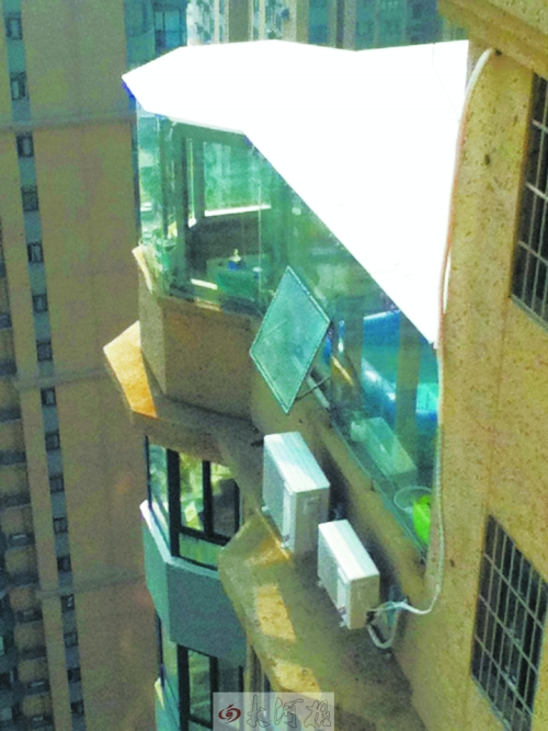 鄭州羅馬假日住戶(hù)樓頂私蓋玻璃房 小區(qū)安全存隱患