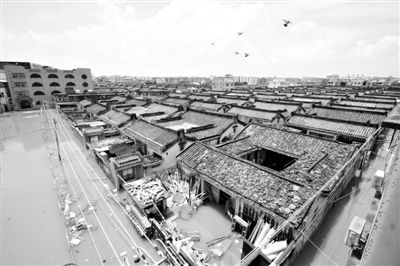 19日，廣東汕頭潮陽區(qū)和平鎮(zhèn)出現(xiàn)水浸現(xiàn)象。連日來，廣東省汕頭市潮陽區(qū)、潮南區(qū)普降暴雨。新華社發(fā)