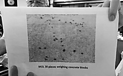 菲防長3日出示拍攝到的“混凝土砌塊”。