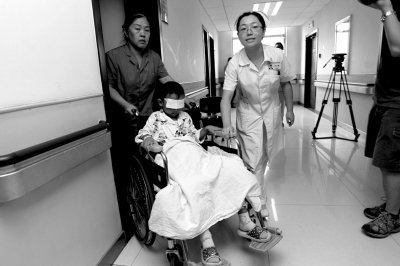 昨天，斌斌被推出病房，準(zhǔn)備換藥。記者 譚青/攝