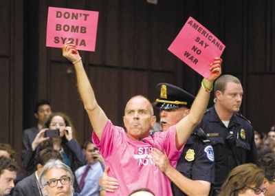 3日，美參議院外委會(huì)舉行敘利亞問(wèn)題聽(tīng)證會(huì)，民眾在現(xiàn)場(chǎng)示威，抗議美國(guó)軍事干預(yù)敘利亞。